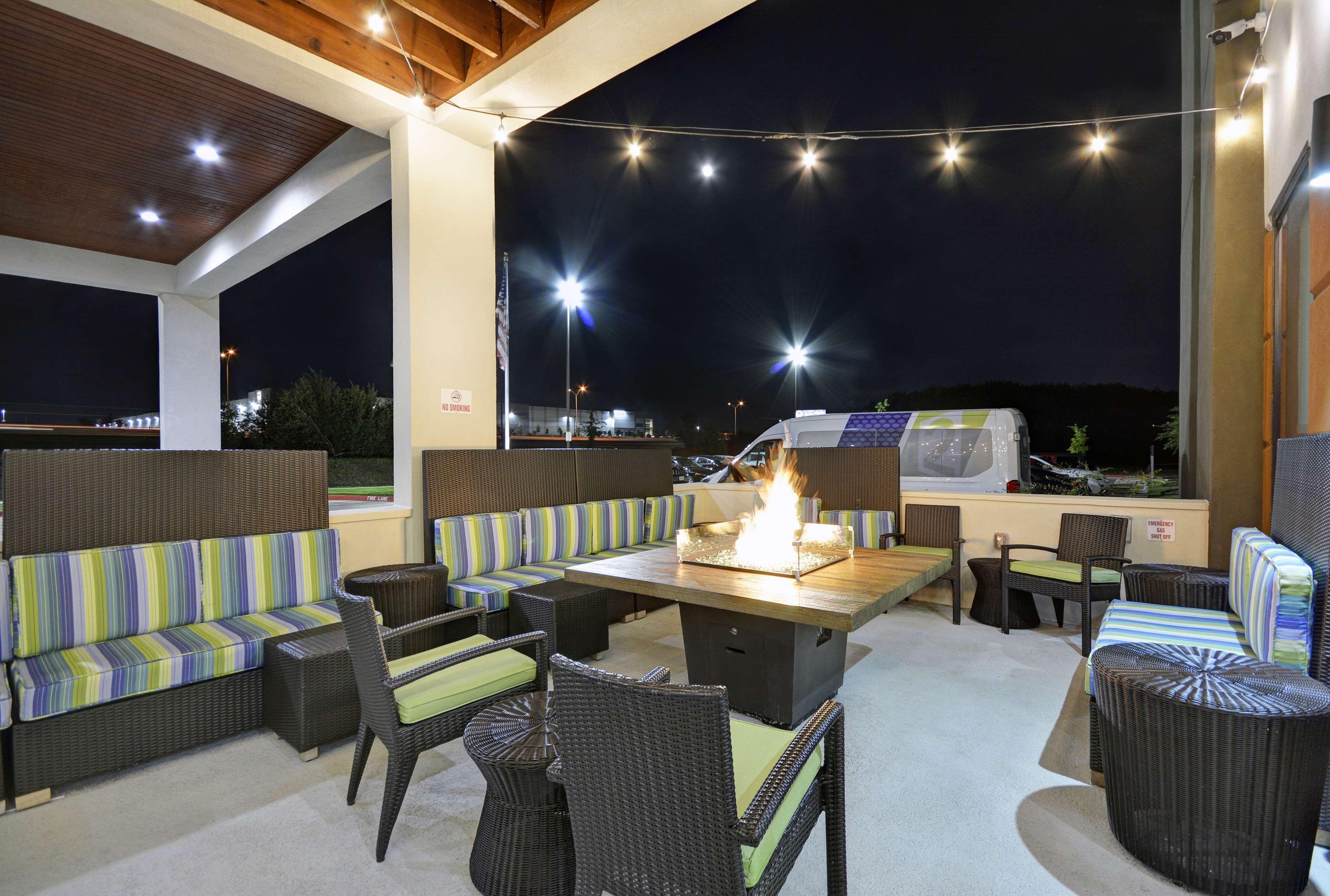 Home2 Suites By Hilton Dallas Десото Экстерьер фото